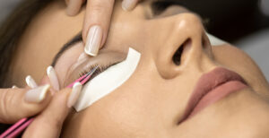 woman getting a lash lift done